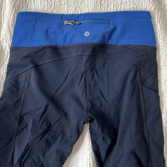 Lululemon leggings quarter leg size 6 in blue and dark blue with back zipper - Picture 3 of 3